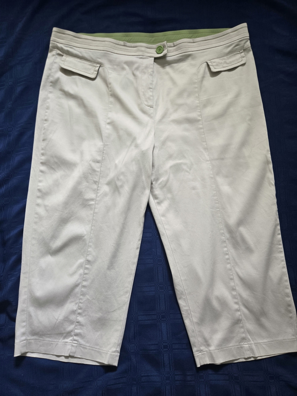 mac & jac Cream Cropped Capris with Green Waistband Accent